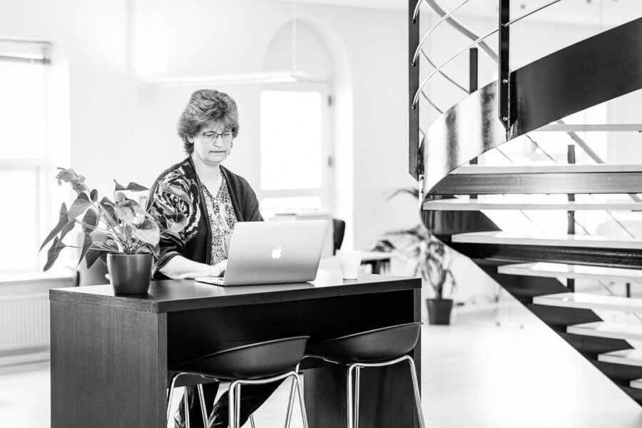 Versemann-Photographic-personlig-branding-bogholder-kigger-paa-pc