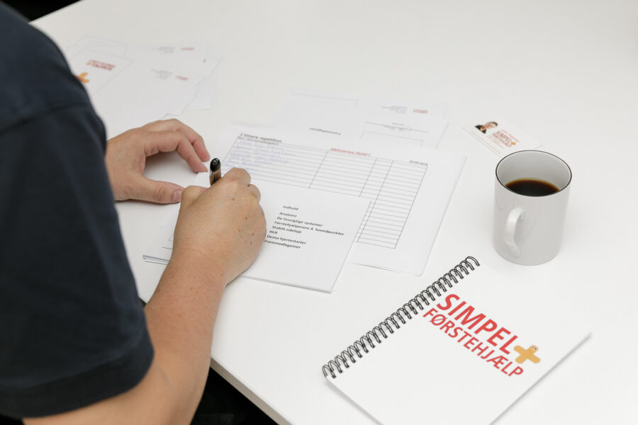 Versemann-Photographic-personlig-branding-diplom-bliver-underskrevet