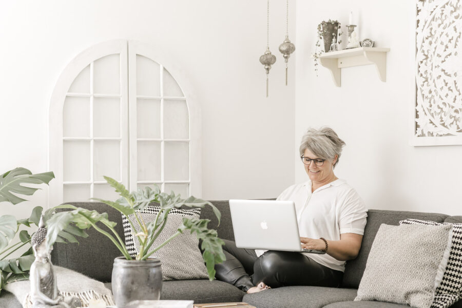 Versemann-Photographic-personlig-branding-kvinde-sidder-i-sofa