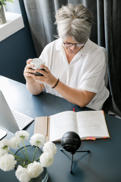 Versemann-Photographic-personlig-branding-kvinde-smiler-og-podcaster