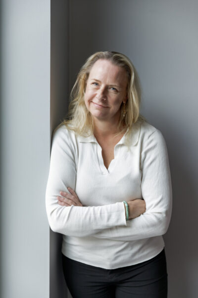 Versemann-Photographic-personlig-branding-kvinde-ved-vindue