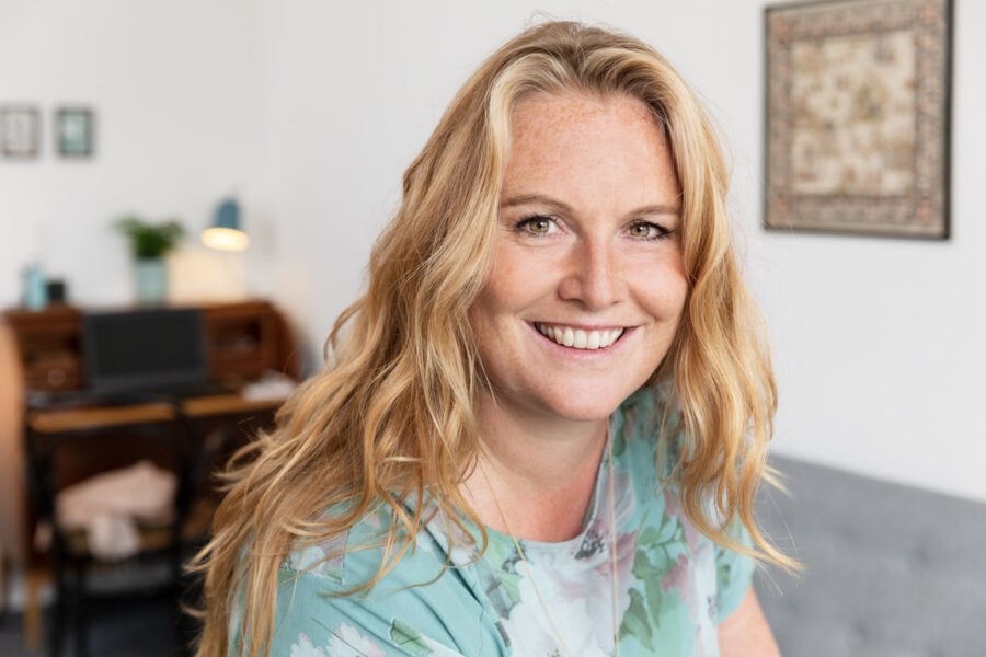 Versemann-Photographic-personlig-branding-kvindeportraet-livet-sammen