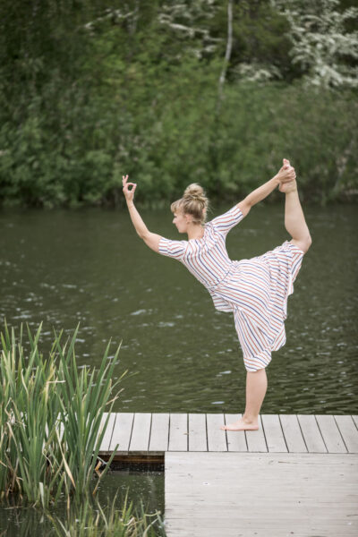 Versemann-Photographic-personlig-branding-yoga-posering-ved-vandet